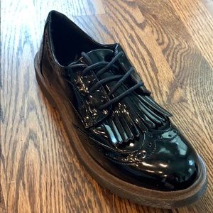 Black patent leather women’s oxfords